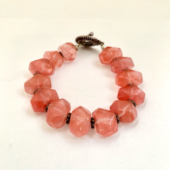 Pink strawberry quartz faceted stone beads bracelet with etched silver toggle - Picture 9 of 16